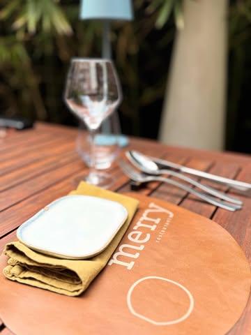🇧🇪 Il y a des adresses qui séduisent dès que l’on pousse la porte. @merry.restaurant en fait partie 🌱

Visité pour le guide @best_vegetables_restaurants - We’re Smart Green Guide.

J’ai d’abord adoré le lieu : une belle maison, une hauteur sous plafond impressionnante et une terrasse cachée à l’arrière, aussi inattendue qu’agréable. Sans oublier l’équipe, aux petits soins et toujours souriante.

Dans l’assiette, une cuisine franche, respectueuse des produits, avec de très jolies associations. Le végétal y occupe une vraie place, avec un travail autour des saisons, de la cueillette sauvage et une volonté d’utiliser les produits dans leur ensemble.

❤️ Mon coup de cœur : les haricots accompagnés d’une crème de courgette brûlée, d’une sauce Lao Gan Ma à la noisette et d’une émulsion au foin.

Et pour le dessert, une belle surprise autour de la carotte et du basilic pourpre.

➡️ Autre joli moment : le trou normand, proposé dans une version sans alcool façon affogato, ou avec un alcool maison réalisé à partir de restes de pain.

Cette démarche se retrouve aussi dans leurs liqueurs maison. Mention spéciale à celle au kumquat, dans l’esprit d’un limoncello.

J’ai aussi beaucoup apprécié le pairing sans alcool, très juste tout au long du repas. Une adresse que je vous conseille de découvrir à Liège !

📍 Merry - 15 Rue des Carmes, 4000 Liège, Belgique
🌱Menu végétarien sur demande 

⸻

👉 bestveggietables.com pour découvrir tous mes coups de cœur 🌱

Best Veggie Tables
💚 Bien manger, ça se partage

#liege #bestveggietables #merryliege #wearesmartgreenguide #cuisinevegetale