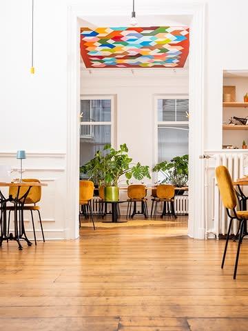 📍 Merry
Rue des Carmes 15, 4000 Liège
🍽 Restaurant gastronomique
🌙 Dîner
📖 Menu dégustation ou à la carte (à la carte uniquement du mardi au vendredi)
🌱 Options végétariennes
🍷 Vins nature
🍸 Cocktails

🕰 Mardi au samedi • 19h–21h

Une cuisine qui claque et qui régale !

Des produits de saison, des assiettes créatives, des vins vivants et une bonne dose de bonne humeur. Ici, on cuisine avec exigence, sans jamais se prendre trop au sérieux.

Une expérience gastronomique sincère au cœur de Liège, pour se faire plaisir, tout simplement.

✨ Ouvert le soir du mardi au samedi.
🍽 Menu dégustation tous les soirs, ou à la carte du mardi au jeudi.