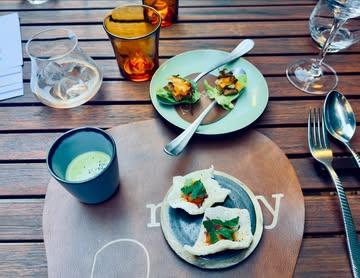 Depuis le début, on est fans de @merry.restaurant, le resto de @helene.th et de @yurivandam. Cette excellente adresse est un véritable concentré de ce que doit être la gastronomie d’aujourd’hui : créative, moderne, respectueuse de l’environnement et de la santé, locale, naturelle, équilibrée, savoureuse. Chaque assiette (visuellement très aboutie) est le fruit de l’imagination débordante du jeune couple (quel travail) et nous transporte hors des sentiers battus. Les sélections alcoolisée (principalement composée de vins vivants) et non alcoolisée sont du même niveau. Gros coup de kif… 
#merryrestaurant #michelin #gaultetmillau #liège #belgique