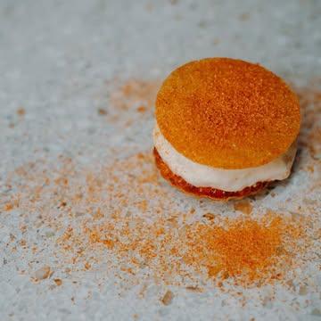Notre entremets au melon belge !

Brunoise de melon
Sorbet melon
Chantilly miso
Oeufs de truite 

📷: @studio.granite