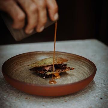 Poulpe - Olive - Artichaut 

Poulpe basse température 
Sauce artichaut coeurs et feuilles brûlées 
Tuiles et crémeux d’olives 

Recette crackers d’olive :

Mélangez 140g de farine de froment ou sarrasin avec 100g de poudre d’amande.

Ajoutez 2 càs de graines de lin moulues et 2 càs d’huile d’olive 

Rajoutez 95g d’eau et les olives très finement hachées.

Étalez la pâte jusqu’à l’épaisseur souhaitée.

Mettre au four à 180 degrés durant 15 minutes.

Merci à 
📷: @studio.granite 
🍽️: @eva.kengen 
🐙: @lacoquillequiclaque 
🥬: @mondedesmillecouleurs