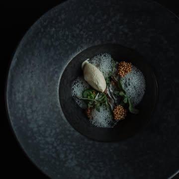 Maquereau - Moutarde - Estragon 

Maquereau cuit au sel 
Glace maison à la moutarde 
Crémeux d’estragon 

Maquereau au sel :
- Mixez vos graines de fenouil et coriandre préalablement torréfiées 
- Mélangez votre sel de Guérande avec 1/5 de son poids en sucre
- Recouvrez vos filets de maquereau du mélange 
- Laissez reposer 4h au frais 
- Rincez le poisson et passez la peau au chalumeau 

Merci @studio.granite pour les photos !