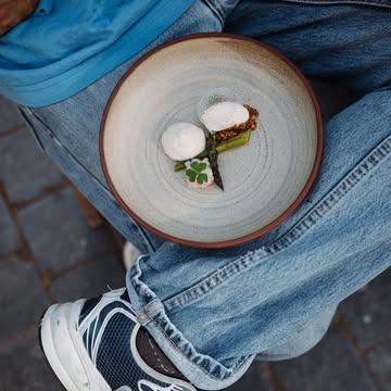 Retour sur notre association asperge, cardamome et foin!
 
Asperges vertes confites au sirop de cardamome, siphon au foin, glace maison aux asperges blanches. 

Recette opaline:
-Faites fondre 50g de sucre et 50g de sirop de glucose dans 50ml d’eau. Le sirop doit atteindre 150 degrés. 
-Étalez le sirop sur une plaque et laisser reposer jusqu’à durcissement.
-Cassez en morceaux et mixez très finement en passant au tamis. 
- Recouvrez votre papier cuisson de cette fine poudre et enfournez à 160 pendant 1min30.

Merci à :
🥬: @mondedesmillecouleurs 
🌶️: @misaokivu
🍽️: @eva.kengen 
📷: @studio.granite