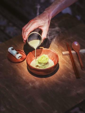 Toujours au menu !
Nouilles de céleri rave, bergamote liégeoise et bouillon Tom Kha Kai. 
Rouleau de printemps également au céleri rave.

Merci à :
@agrumesbrumenilbelgique  pour les 🍋
@mariebodellephotographe  pour les 📷