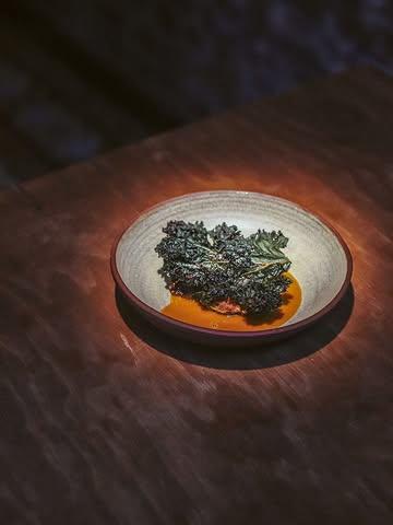 Retour sur notre plat Chou de Bruxelles - Mandarine - Piment.

Feuille de chou kale déshydratée.

Piment Madame Jeanette d’Anderlecht @bighfarming !

Mandarines de chez @agrumesbrumenilbelgique !

Et toujours ces choux de qualité du @mondedesmillecouleurs !

Merci @eva.kengen pour les 🍽️ et @mariebodellephotographe pour les 📷 !