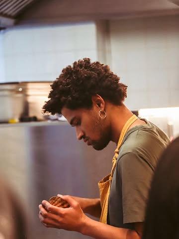 Il était temps de mettre en lumière notre troisième de cuisine. 
Nous vous présentons Dries.
D’un naturel calme et réfléchi, il a su très rapidement surfer la vague iOda. 
Nous voulions te remercier pour ton sérieux et ta méticulosité qui nous poussent chaque jour plus loin.

Ta bonhomie amène un réel vent frais au restaurant.
Le printemps s’annonce chargé d’expériences en ta compagnie ! 

L’équipe iOda