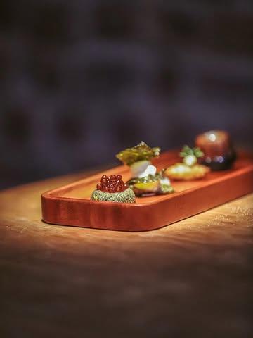 Mises en bouche aux algues.

Revisite de la boulangerie française avec notre touche iodée !

1. Financier laitue de mer 
2. Mille feuilles de kombu 
3. Croissant de nori 
4. Cannelé au wakamé 

Merci @mariebodellephotographe !
