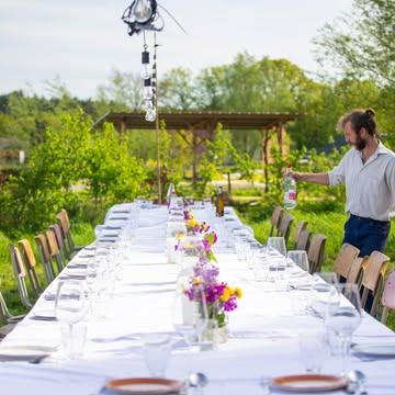Schuif mee aan tafel tijdens ons velddiner!

Iedere week serveren we op Strackxhoeve een velddiner, een meergangenmenu met kraakverse producten recht van eigen veld. Onze kookteams toveren met bijzondere ingrediënten, brengen smaken die verrassen en serveren gerechten met veel zorg voor elk individueel detail. Alles komt zoveel mogelijk van eigen tuin en veld recht op je bord terecht

Een lange tafel op het veld onder de open hemel. Midden in de natuur, met een prachtig uitzicht op de velden van de boerderij, en 's avonds zicht op de stralende sterrenhemel. Een beperkte kring van dertig mensen en een meergangenmenu met gepaarde dranken. 

Elke vrijdag van 8 mei tot 18 september. Diner begint om 18u, einde tussen 22u en 23u. Enkel op inschrijving. Nadien kan je blijven overnachten op de boerderij in één van onze accommodaties.

Inschrijven kan via https://strackxhoeve.be/tafelen/