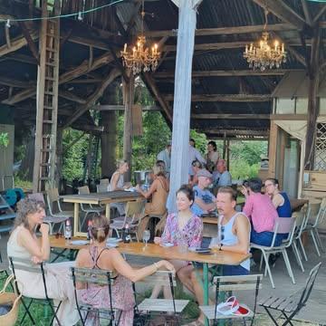 Schuif mee aan tafel tijdens de Buurtkeuken!

Elke zaterdag welkom voor een hapje en een drankje op de boerderij, met heerlijk verse producten recht van eigen veld. Tijdens de Buurtkeuken serveren we één menu met hoofdgerecht en dessert. Een eenvoudig en toegankelijk menu, waarbij iedereen van harte welkom is om te komen genieten van een heerlijke maaltijd met groenten recht van het veld. Simpel, goed, lekker. Meer moet dat niet zijn. 

Kom meegenieten van een overheerlijk menu met groenten van eigen kweek, midden in de natuur met uitzicht op het veld. En natuurlijk met een heerlijk drankje erbij uit onze zomerbar!

Elke zaterdag van 9 mei tot 19 september. De Buurtkeuken begint om 18u, de keuken sluit om 21u. Ook zonder inschrijving ben je welkom maar enkel als je je inschrijft ben je zeker dat de potten niet leeg zijn wanneer je aankomt. Nadien kan je blijven overnachten op de boerderij in één van onze accommodaties.

Inschrijven kan via https://strackxhoeve.be/tafelen/