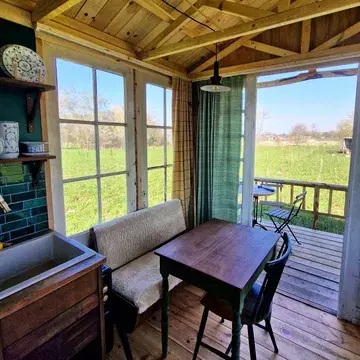 Een kijk in de binnenkant van de bloedmooie Knalselder op de Strackxhoeve.
En een eerste slaap test...;)
We zijn bijna klaar!

#tinyhousetehuur
#slapenineentinyhouse
#overnachtenineentinyhouse #tinyhouseonwheels 
#vakantieineigenland