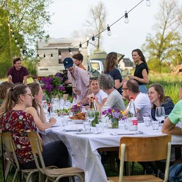 Binnenkort starten we met ons eerste velddiner!

Vanaf vrijdag 8 mei starten we met het eerste velddiner op de boerderij. Daarna kan je elke week vrijdag op de boerderij terecht voor een velddiner onder de open hemel. Een lange tafel in het groen met prachtig uitzicht, tussen fluitende vogels en pas aangeplante bomen. En ondertussen je smaakpapillen heerlijk laten verwennen door onze kookteams die toveren met verse groenten recht van het veld.

Wil je graag mee genieten? De plaatsen zijn beperkt en de velddiners zijn enkel op inschrijving. Er is de komende weken nog plaats op deze data:

8 mei 
29 mei
12 juni
26 juni
3 juli
24 juli

In augustus en september hebben we nog meer beschikbaarheden, check hiervoor onze agenda. Inschrijven kan via: https://strackxhoeve.be/tafelen/