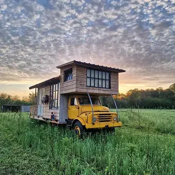 Logeren in de KNALSELDER!
De mooiste tinyhouse voor 2 personen met eigen keuken.
Knus in de zetel voor de kachel, lui met een boek in het bed of genietend van de zonsondergang op het terras met zicht op de prachtige natuur van de Strackxboerderij.

Reserveren via de link in de bio

#regeneratievelandbouw
#boerderijvakantie 
#logereninvlaanderen 
#tinyhousehuren 
#weekendineigenland