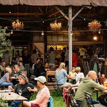 Eerste Zomerbar en Buurtkeuken op zaterdag 9/05

Deze week zaterdag is het zover: we openen onze Zomerbar en organiseren onze eerste Buurtkeuken. We nodigen je graag uit om mee te komen genieten! De zomerbar is open vanaf 12u00, je kan de hele dag terecht voor een drankje met uitzicht op het veld. Vanaf 18u00 is het de eerste Buurtkeuken van dit seizoen. We serveren een hoofdgerecht met dessert, met verse groenten recht van het veld. Het is ons kookteam 'Nu op het Veld' dat in de potten komt roeren, de vaste waarde in de keuken die keer op keer weer heerlijke gerechten én een glimlach op je gezicht toveren.

De Buurtkeuken op 9 mei is de eerste editie van dit seizoen, vanaf dan kan je elke week terecht op de boerderij op zaterdag voor een zomerbar met Buurtkeuken. Omdat het de eerste keer is van het seizoen, is het toch altijd nét dat tikkeltje specialer. Heerlijke groenten recht van het veld, een paradijs midden in de natuur met prachtig uitzicht, en een topteam in de keuken om een lekkere maaltijd te koken: alle ingrediënten zijn er voor een zalige dag!

Hier hebben we zelf zo lang naar uitgekeken. Vorig seizoen was iedere Buurtkeuken een waar feest op de boerderij, we willen dit jaar heel graag opnieuw deze magie beleven. We nodigen je graag uit om er samen een prachtig feest van te maken ✨💖✨

Opening: zaterdag 9 mei met zomerbar en Buurtkeuken

Zomerbar: open vanaf 12u00
Buurtkeuken: aan tafel vanaf 18u00 tot 21u00