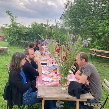 Een heerlijk eerste velddiner✨🥬✨

Vorige vrijdag serveerden we het eerste velddiner op de boerderij, de start van een heel seizoen vol culinaire verwennerij. Zelfs de weergoden zagen dat het goed was, want na een aantal frissere dagen met regen kregen we deze avond prachtig weer met een streepje zon.

Onze koks toverden naar goede gewoonte een heerlijk menu op tafel, zoveel mogelijk recht van het veld. De gasten genoten onder andere van een slaatje met jonge wortels, geserveerd met brood van maar liefst 4000 jaar oude desem; en asperges uit eigen tuin met spitskool en sesam sabayon. Als dessert serveerden we ijs van sparrentopjes, uit de boom naast de hangar. Het was een zalige afsluiter van een heerlijke avond!

Wil je ook graag eens culinair in de watten gelegd worden door onze kookteams? Ze koken super lekker én gebruiken daarvoor ook nog eens de beste ingrediënten: verse groenten van topkwaliteit recht uit onze eigen tuin. Tijdens het diner zie je regelmatig  één van de koks naar de tuin lopen om nog wat ingrediënten bij te oogsten. Verser kan het niet en dat proef je op je bord!

We serveren nog een heel seizoen lang velddiners op vrijdag. Inschrijven kan via de website: https://strackxhoeve.be/tafelen/