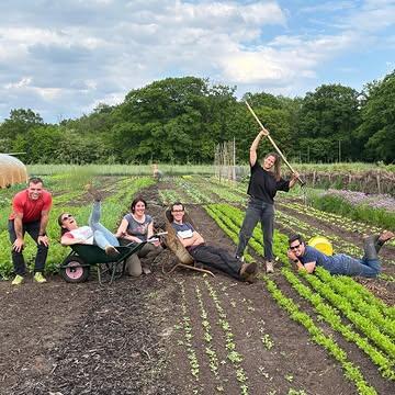 Helpende handen op het veld: dankjewel IQVIA!

Vorige week hadden we een hele week lang extra veel helpende handen op de boerderij. De collega’s van IQVIA staken mee hun handen uit de mouwen en hebben zo heel wat extra werk verzet. Er is zoveel gebeurd op een week tijd en we zijn super goed geholpen met zoveel helpende handen op de boerderij. Dankjewel aan alle enthousiaste vrijwilligers van IQVIA. Dat doet ons super veel deugd!

Silke van IQVIA: "Het is met heel veel plezier dat wij vrijwilligerswerk zijn komen doen op de Strackxhoeve. Dat het resultaat zo zichtbaar was aan het einde van de week, gaf daarbij extra voldoening. De collega's waren ook bijzonder enthousiast over de mooie plek, de inhoud van het werk, de gezelligheid en het lekkere smakenpalet 's avonds aan tafel."

Een dag vrijwilligerswerk op de boerderij: de ideale teambuilding met je collega’s! Kom je ook graag met jouw bedrijf op teambuilding? Van harte welkom!