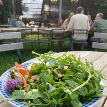 Buurtkeuken in de zomerzon

Deze zaterdag is het opnieuw Buurtkeuken in de stralende zomerzon. Elke zaterdag kan je komen genieten van een lekker bord recht van het veld, helemaal afgestemd op het seizoen. Allemaal verse groenten omgetoverd tot een heerlijk menu door onze kookteams. 

Vorige week waren het Jessy en Marie van Manjar die ons culinair kwam verwennen met een noedelsoep vol verse groenten. Een heerlijke maaltijdsoep vol kraakverse bladgroenten en ander lekkers, verrassend verfrissend met dit zomerse weer. Met liefde en aandacht liet het kookteam de groenten stralen in een heerlijk bord.

Graag meer van dat! En dat kan, want we serveren nog een hele zomer lang elke zaterdag van 18u tot 21u super lekkere gerechten recht van het veld. Kom gerust mee genieten!

Aperitieven op de boerenbuiten met dit heerlijke zomerweer kan dan weer in onze zomerbar, dat is elke woensdag en elke zaterdag genieten voor groot en klein. Een drankje met uitzicht op het veld, een verfrissend windje dat over het veld waait, met dit zomerweer doet dat super veel deugd. Welkom!

Zomerbar: elke woensdag en zaterdag vanaf 12u00
Buurtkeuken: elke zaterdag van 18u00 tot 21u00

www.strackxhoeve.be/tafelen
