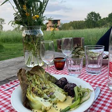 Kom jij naar ons velddiner?

Nu de zomer steeds meer dichterbij komt, zomert het ook meer en meer op de boerderij. Het aanbod groenten op het veld wordt weelderiger, de avonden worden langer en dat is de ideale combinatie voor heerlijk genieten op het veld!

We nodigen je graag uit om deel te nemen aan ons velddiner. Laat je betoveren door de prachtige setting, en geniet ondertussen van de heerlijke smaken van het veld. Onze koks toveren met smaken, en wal wat jij hoeft te doen is aan tafel schuiven en genieten. Als dat niet zomeren is!

Velddiner: op vrijdag van mei tot september

Reserveren via https://strackxhoeve.be/tafelen/