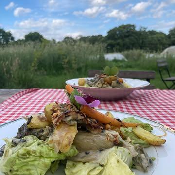 Buurtkeuken met verblijf op de boerderij: speciale promo dit weekend!

Afgelopen weekend was het weer een knaller van een Buurtkeuken. Het weer was heerlijk, de sfeer gezellig en de borden overvol met lekkers van het veld. Deze keer was het Ben van Native met zijn kookteam die achter het vuur stond. Wat werden we in de watten gelegd met een overheerlijk topmenu op hoog niveau. En dat gewoon hier, op de boerderij, naast het veld waar die verse groenten uit je bord deze ochtend nog stonden te blinken.

Ook dit weekend is het zalig genieten op het veld tijdens de Buurtkeuken. Het belooft een Buurtkeuken vol vuur te worden met de zomerse temperaturen die er weer aankomen. Een ideaal moment om het begin van de zomer te vieren! Welkom vanaf 12u00 op de boerderij voor de zomerbar, en vanaf 18u00 voor de Buurtkeuken.

Om de zomerzonnewende en het begin van de zomer te vieren, doen we dit weekend een last-minute deal. Wie zaterdag komt overnachten op de boerderij, krijgt een speciale promo met extra korting op zijn verblijf en deelname aan de Buurtkeuken. Meer info? Stuur ons een mail en we bezorgen je meer details!