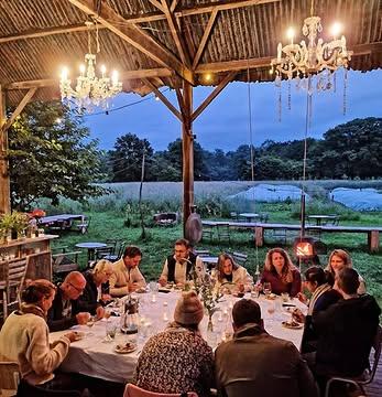 Ben van Native aan het vuur 🔥🥬🔥

Afgelopen weekend was een topweekend: volop genieten aan tafel tijdens het velddiner en buurtkeuken met Ben van Native en zijn kookteam. Een team met jaren ervaring als pioniers in koken met verse producten recht van het veld, en dat proef je! 

We zijn heel blij met Ben en zijn team achter het vuur, Ben weet als geen ander dat hij goud in handen heeft als hij met onze groenten kookt. Zo tovert hij met zijn gouden handen heerlijke creaties op je bord. En de borden zijn ook nog eens een streling voor het oog. Zalig genieten op het veld!

Zin gekregen om van Ben zijn creaties te komen genieten? Dat kan, want hij staat hier nog een aantal keren achter het vuur deze zomer! Als je graag aan tafel schuift om van de gerechten van zijn team te genieten, kan je inschrijven op volgende data:

Velddiner

26 juni
24 juli
7 augustus
21 augustus

Buurtkeuken

27 juni
25 juli
8 augustus
22 augustus

Inschrijven via: https://strackxhoeve.be/tafelen/