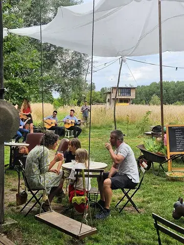 Kom afkoelen onder het lommertedoek op de zomerbar van de Strackxhoeve iedere zaterdag tem september!
Telkens van 12 tot 22u.

Reserveer uw bord voor de buurtkeuken via www.strackxhoeve.be

#toerismekempen
#afkoelen☀️💦👙
#zomerbar
#zomerbarkempen
@toerismekempen
@strackxhoeve