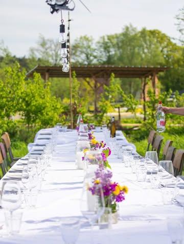 @tnrmbts en ik leven ons uit met een zomers velddiner op de idyllische @strackxhoeve. 🌿👩‍🌾🧑‍🍳
Veggie, 4 gangen, mogelijkheid tot drankenpairing (NA of A) 
Nog maar enkele plaatsjes beschikbaar, dus wie graag komt, reserveer snel via de website van @strackxhoeve
Overnachten daar kan ook!