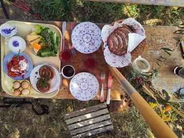 Een weekend met overvloedige ontbijtjes, oogsten uit de tuin, en samen eten aan lange tafels op de @strackxhoeve 🌾💚

Heerlijke plek om even te verdwalen, je te verwonderen over al het leven boven- en onder de grond en tijd te hebben om een boek te lezen. Aan nieuwe fermentatieprojectjes te beginnen en lekker de paprika’s zó uit de tuin te eten. 🫑🍅

#farmtotable #lokaalvoedsel  #slowfood #langetafel #zomerrestaurant