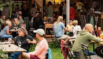 Van Veld tot Vork diner op de Citadel

Op donderdag 20 augustus organiseren GrondGezond en Strackxhoeve Laakdal samen het eerste Van veld tot vork diner in Het Hoofdkwartier op de Citadel in Diest.

James en Ben bereiden een kleurrijk, volledig vegetarisch hoofdgerecht en dessert met verse biologische groenten van de Strackxhoeve. Het menu kan op verzoek ook vegan worden gemaakt.

We schuiven samen aan tafel en vertellen kort het verhaal achter de groenten, de boeren en de regeneratieve en natuurinclusieve landbouw.
- Het Hoofdkwartier, Citadel Diest
- Donderdag 20 augustus
- 18.00 uur - 22.00 uur
- € 20 per persoon, <12jaar € 12
- Hoofdgerecht en dessert inbegrepen
- Dranken verkrijgbaar aan de bar en niet inbegrepen

Het aantal plaatsen is beperkt. Reserveer je ticket via de link in bio of via knop