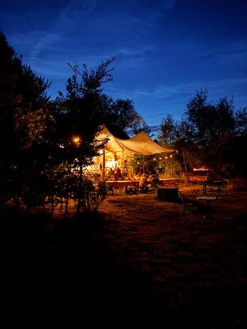 Perfecte gezelligheid van de buurtkeuken in beeld. Elke zaterdag met vooraf inschrijven via de website, schuif lekker aan!