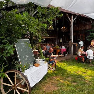 Wat een gezellige volle buurtkeukens de afgelopen zaterdagen! Met tropische temperaturen🌞, tafels vol, spelende kinderen in het hooi en een prachtige zonsondergang boven het veld. Het geroezemoes van tafel wat zo overgaat in het gezoem van de insecten in de tuin. Precies zoals we het graag zien! 😍

We hebben nog een paar buurtkeuken edities dit jaar, schrijf je in via onze website. We verkopen steeds eerder uit, dus wacht niet te lang. We kijken alvast uit naar chefs Ben & James, die ons weer gaan verrassen met een goed gevuld bord, rechtstreeks uit de tuin.

Link in bio 💚

#langetafel #buurtkeuken #vegetarisch #biologisch #groenteuiteigentuin