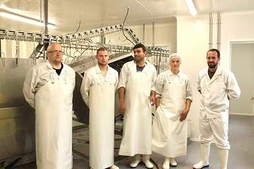 « Mais du poulailler à notre assiette, comment ça se passe ? 🤔 » 

A la poule qui roule , nos Coucous de Malines sont abattus dans un petit abattoir coopératif sur le site de La Fabrique Circuit Court à Suarlée géré par @paysansartisans 
En plus d’être un abattoir pour une petite unité de production quotidienne, Julian , notre éleveur, participe lui même, ce qui nous permet d’avoir le meilleur regard possible sur le bien être animal et sur le travail effectué 🥰 

#paysanartisan #cooperative #localbrand