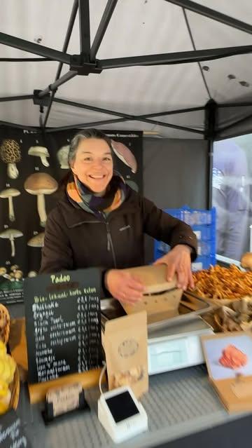 Een kraam vol paddenstoelen 🍄
Eryngii, shimeji, koraalzwam, black pearl, nameko, shiitake…
Verse toppers, gedroogde smakenbommen
en onze farm-to-table mixbox.
Wat neem jij mee naar huis?