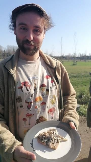 Ouro-teamdag @ Padoo

Team Ouro kreeg een rondleiding in de wonderlijke wereld van paddestoelen door Marie-Laure en Wim van Padoo 🙏✨

We mochten een beetje "werken" en proeven 😋 en we zijn allemaal fan 🤩

Om de 2 weken afwisselend in onze grote en kleine groentemand is er van dit lekkers te vinden!

Bestellen maar 👉 ourobouros-app.be 

#biologischepaddenstoelen
#flexibelegroentemanden
#Padoo
#biodynamischeboerderijourobouros

Welke is jouw favoriet?