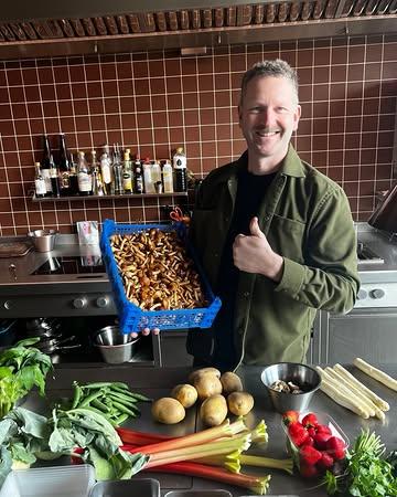 Bij Dirt draait alles rond pure smaken en creativiteit. Chef Kevin Storms weet als geen ander hoe hij groenten en paddenstoelen laat schitteren in een volledig plant-forward verhaal.

Het wintermenu? Dat was er eentje om niet snel te vergeten — wij mochten het zelf ervaren en waren echt onder de indruk.

En nu kijken we stiekem al vooruit naar het lentemenu… En intussen wordt er bij Dirt volop geproefd, getest en verfijnd — met eerste lentetonen van daslook, asperges, onze fijne nameko en wilde morilles die hier en daar al opduiken, terwijl chef Kevin werkt aan wat straks het nieuwe lentemenu wordt.

Wie weet verschijnt er zelfs een frisse lenteversie van lion’s mane op het bord? 

Zin gekregen? Check het profiel van @dirt.restaurant en reserveer tijdig je tafeltje — dit wil je niet missen.

#plantforward #finedining #doknoord #ghent