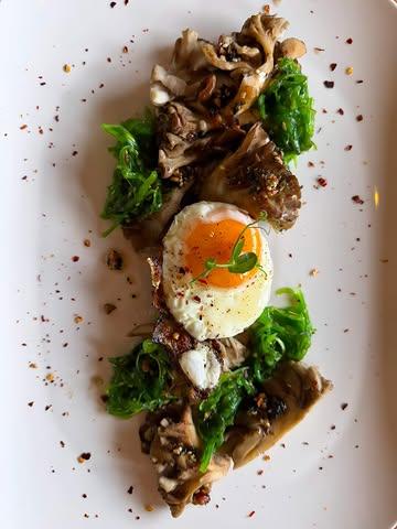Gebakken maitake 🍄‍🟫 met lauwwarme chuka wakame, knapperige Hokkaido seaweed in garlic oil, chilivlokken en een perfect scharreleitje.

Pure umami-bom in één bord. De vlezige, nootachtige maitake, de frisse zeewiersalade, dat krokante knoflook-seaweed en dan dat romige eigeel dat alles samensmelt… 🔥🥚

Simpel, maar zo ontzettend lekker. Wie wil er een hap? 😋

Bestel hem nu in onze webshop of kom proeven op de markten waar we staan!
📍 Vrijdag: Boerenmarkt De Pinte, 15u tot 19u
📍 Zaterdag: Drongen markt, 9u tot 13u
📍 Zondag: Biomarkt Gent, 8u30 tot 13u

Link naar de webshop vind je in bio 👆

#Maitake #UmamiBomb #GebakkenPaddenstoelen #JapaneseInspired 
#gentfoodies