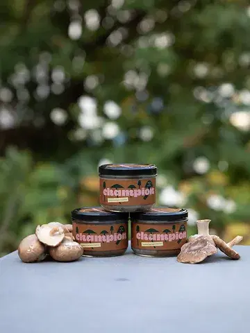 Hier is ie dan: Champion, de allereerste volledig plantaardige paddenstoelenrillette! En hij heeft nu ook zijn eigen Insta: @champion.paddenstoelenrillette
Ga dus snel de pagina volgen voor alle updates 😁 

Funky, speels en overdonderend (ja, echt!) lekker!
Gemaakt met geredde paddenstoelen van @__padoo__ en gemaakt volgens de oerklassieke regels en kunst van de Franse klassieker maar dan volledig plantaardig en duurzaam 🩷

Ideaal op de boterham, maar ook heerlijk op de borrelplank met een gepickeld uitje, een augurkje en een goed glas wijn erbij 😍 Instant gezelligheid en plezier gegarandeerd!

Vanaf nu moet je nooit meer zoeken, zwoegen en zweten om een culinaire showstopper te serveren bij het aperitief, je opent gewoon een bokaaltje Champion 🍄

Vanaf eind augustus verkrijgbaar bij @ohne.gent en beschikbaar voor B2B. Wil jij dus onze rillette bij jou op de kaart? Stuur dan een DM naar @champion.paddenstoelenrillette 🩷

Let's Spread the Shroom!

#nieuw #omg