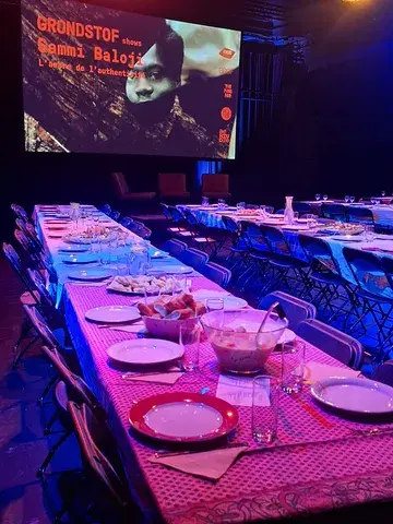 Terugblik naar onze Grondstof-avond (The Food Hub @thefoodhub_wholesale , RICO & GROF @grofdesem ) vorige woensdag in DeStudio in het kader van @festivalalimenterrebe waarbij de film l’Arbre de l’authenticité van Sammy Baloji centraal stond. Een film die ons meenam naar het Congobekken en confronteerde met een harde realiteit: hoe de koloniale extractie zowel mensen als ecosystemen uitputte. De data uit de jaren '30 van onderzoeksstation Yangambi hielden ons een spiegel voor over de huidige klimaatcrisis.
Het werd een avond waarbij we ons als wit collectief de vraag stelden: hoe verhouden we ons in België tot een agro-ecologische beweging die nog steeds stoelt op koloniale wortels? Wie geven we deze avond een plek? Het antwoord lag deels op ons bord en in het nagesprek. Marie en Guyguy (een BelgoCongolees collectief uit Brussel) zorgden voor de gepaste smaken (en pikant dessert) en moderator Johannes Lievens ging een erg mooi nagesprek aan met Paul Shemisi en Nizar Saleh van Collectif Faire-Part, die de geschiedenis tastbaar maakten met rake anekdotes en verwijzigingen naar hun eigen film werk. “The strongest weapon we have is our camera”.
Zelf blijven we werken met producenten die staan voor radicale transparantie zoals Cordon Coffee — een herinnering dat een ander voedselsysteem begint bij weten wie er aan tafel zit en wat je eet.
We sloten de avond af met een citaat uit “Dare to Care: Ecofeminism as a source of inspiration” waar Philsan Omar Osman aan bijdroeg:

‘Picture the big environmental issues such as climate change and pollution like a big storm. We are all in it together, but the boats we are
in are different. Some find themselves on a nice cruise ship, others on a small motorboat, while yet others have to make do with a raft or even
less. The way in which the storm affects us varies. Some have the necessary means to protect themselves, others do not. How do we deal with this when everybody, also in times of climate change and pollution, has a right to a 