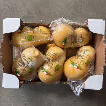 [NL ↓]La Querceta est née en 1980 de plusieurs générations d’agriculteurs et s’est convertie entièrement à l’agriculture biologique en 1997. Sur 170 hectares dans la région des Murge apuliennes, Masserie Amiche maîtrise chaque étape – de la culture du fourrage à la transformation artisanale des fromages, viandes et charcuteries – sans conservateurs, pesticides ni additifs, dans le respect de la terre, des animaux et des traditions. Leur 500 vaches laitières et 600 porcs élevés en plein air se nourrissent d’herbes sauvages, de céréales et du petit-lait issu de leur propre lait, ce qui donne une viande pleine et authentique. Avec la même exigence, ils produisent des fromages frais comme la mozzarella et la ricotta, ainsi que du provolone et d’autres fromages affinés jusqu’à 18 mois, selon la méthode traditionnelle du siero innesto.

Chez La Querceta, le bio n’est pas une étiquette mais une conviction : un engagement durable pour une alimentation authentique, un vrai savoir‑faire et une transparence totale – du champ à la table. Directement du sud de l’Italie jusqu’à chez vous !
-
La Querceta ontstond in 1980 uit generaties boerenfamilies en stapte in 1997 volledig over op biologische landbouw. Op 170 hectare in het Apulische Murgia‑gebied bewaakt Masserie Amiche elke stap – van de teelt van veevoer tot de ambachtelijke bereiding van kazen, vlees en charcuterie – zonder bewaarmiddelen, pesticiden of toevoegingen, met respect voor bodem, dieren en traditie.
Hun 500 melkkoeien en 600 vrijlopende varkens voeden zich met wilde kruiden, granen en wei van eigen melk, wat zorgt voor vlees met een volle, pure smaak. Met dezelfde zorg maken ze verse kazen zoals mozzarella en ricotta en o.a. provolone, gerijpt tot 18 maanden volgens de traditionele siero innesto-methode.

Bij La Querceta is biologisch werken geen label maar een overtuiging: een blijvende toewijding aan echte voeding, vakmanschap en transparantie – van veld tot tafel. Rechtstreeks uit Zuid‑Italië tot bij jullie!