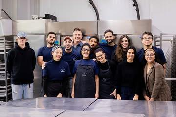 Nouveau membre @greenz_atelier ✨

Nous avons le plaisir d’accueillir Greenz, une entreprise belge engagée pour une alimentation durable et savoureuse !

Fondé par Vincent et Charlotte, Greenz propose des plats bio, locaux et majoritairement végétarien, notamment en bocaux réutilisables : pratiques, gourmands et sans conservateurs.

Chez Greenz, tout est pensé pour allier plaisir, santé et respect de la planète.

😊 Leur plus grande motivation : voir de plus en plus de personnes adopter une alimentation plus saine au quotidien.

Bienvenue dans le réseau !

https://www.greenz.bio/fr/