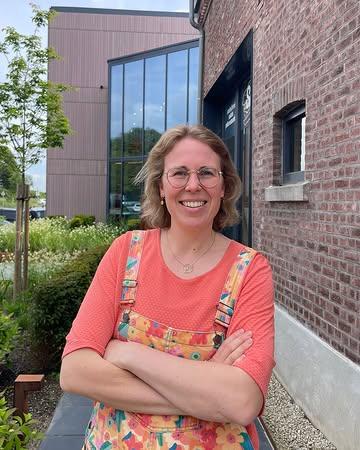 Bienvenue à Myriam, notre nouvelle collègue chargée de réseau et relations membres 🤝

Sa mission ? Faire grandir, animer et renforcer notre réseau en créant toujours plus de liens, d’opportunités et de collaborations entre les acteurs engagés.

Au quotidien, Myriam sera votre personne de contact réseau chez ConsomAction. Elle assurera le développement et l’animation du réseau, la création de partenariats, l’accompagnement des membres, l’organisation d’événements ainsi que le suivi des besoins du secteur et la gestion de nos outils membres.

Nous lui souhaitons beaucoup de succès dans cette nouvelle aventure et avons hâte de construire la suite avec elle 🚀

Bienvenue Myriam ! 💚