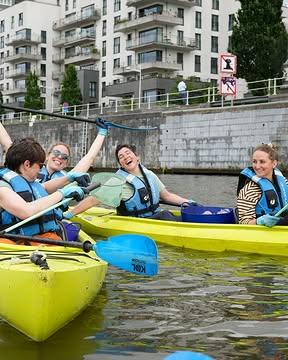 Pour bien commencer la semaine, notre équipe s'est retrouvée à Mundo Madou pour un Conseil d'administration stratégique riche en échanges, en réflexions et en perspectives pour les mois à venir.

L'après-midi, changement de décor! Direction le canal de Bruxelles pour participer à une action de nettoyage du canal avec l'équipe de City to Ocean.

En seulement 40 minutes, nous avons récolté plus de 8 kg de déchets. Parmi eux : sacs plastiques, canettes, emballages en tout genre, mais aussi une réalité plus sombre avec la découverte de plusieurs rats et petits oiseaux morts.

Cette expérience rappelle à quel point nos cours d'eau sont encore victimes de la pollution urbaine. Chaque déchet abandonné dans l'espace public peut finir dans les égouts, les rivières et finalement les océans.

C'est précisément pour lutter contre cette pollution que City to Ocean mobilise entreprises, citoyens et écoles autour d'actions concrètes. L'association agit non seulement pour retirer les déchets flottants du canal de Bruxelles, mais aussi pour sensibiliser le public et promouvoir des solutions structurelles afin de prévenir la pollution à la source.

Une activité à faire en équipe ou en famille ! 
https://www.citytoocean.org/fr/home-fr/