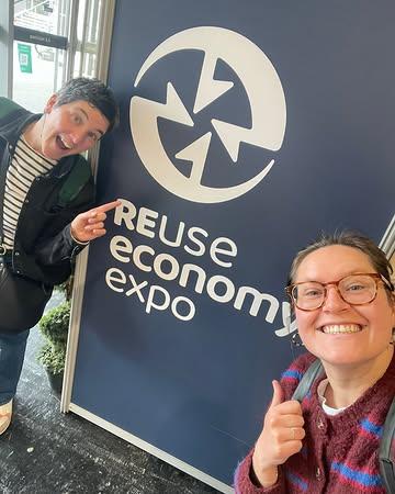 En mai, une délégation belge de membres et partenaires de ConsomAction a participé à la REuse Economy Expo, le rendez-vous international incontournable du vrac et du réemploi.

Une occasion unique de rencontrer les acteurs qui font bouger les lignes, de découvrir les innovations qui émergent, et d’échanger autour d’une ambition commune : accélérer la transition vers une économie du réemploi à grande échelle.

Ce salon a réuni industriels, distributeurs, collectivités, startups et partenaires engagés, démontrant une fois de plus que les solutions existent, que les technologies sont matures et que les résultats sont au rendez-vous là où la consigne et le réemploi ont déjà été déployés.

La présence du Président Emmanuel Macron, a également envoyé un signal fort sur l’importance stratégique de ces enjeux.

Merci à toutes les personnes rencontrées pour ces échanges inspirants et constructifs.

#GoRefill #GoReuse #Réemploi #Consigne #ÉconomieCirculaire #Vrac
Avec @nowa.market - @befrereusablebags - @natur_innov - IPALLE - @vrac_et_reemploi
