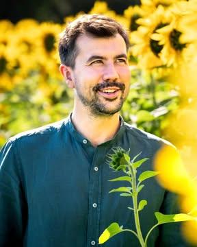 Nouveau membre : @equilibre.huilepaysanne 🌻

Nous avons le plaisir d’accueillir Équilibre – Huile Paysanne, une initiative engagée dans le développement d’une filière d’huiles biologiques, locales et équitables en Wallonie !

Créée en 2024, la marque rassemble aujourd’hui plusieurs fermes wallonnes autour d’un objectif commun : valoriser leurs productions à un prix juste et proposer des huiles de qualité, traçables et respectueuses du vivant.

🌱 Équilibre – Huile Paysanne propose notamment des huiles bio de tournesol oléique, de colza et de lin, issues d’une démarche locale, durable et transparente.

Le projet repose sur des valeurs fortes : qualité, traçabilité, agriculture biologique, juste rémunération des producteurs et création de liens durables entre agriculteurs, transformateurs, restaurateurs et consommateurs.

😊 Leur plus grande satisfaction : voir leurs huiles utilisées aussi bien par des chefs et des commerces engagés que dans les cuisines de tout un chacun, et contribuer ainsi à remettre du sens, du goût et de la valeur dans notre alimentation !

 🌻 https://www.equilibre-huilepaysanne.be/