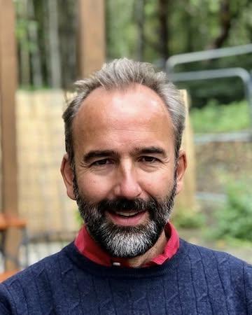 Nous avons le plaisir d’annoncer l’arrivée de Baudouin Denis, cofondateur et CEO d’EcoShift, au sein du Conseil d’Administration de ConsomAction en tant qu’administrateur.

Entrepreneur engagé, Baudouin porte une vision ambitieuse : accélérer la transition vers une consommation écopositive grâce à des outils concrets, accessibles et fédérateurs. Avec EcoShift, il connecte citoyens et professionnels pour faire grandir la communauté écopositive.

Pour Baudouin, rejoindre ConsomAction est une évidence :
« 𝐶𝑜𝑛𝑠𝑜𝑚𝐴𝑐𝑡𝑖𝑜𝑛 𝑟𝑒𝑝𝑟𝑒́𝑠𝑒𝑛𝑡𝑒 𝑒𝑡 𝑠𝑜𝑢𝑡𝑖𝑒𝑛𝑡 𝑙𝑒𝑠 𝑝𝑟𝑜𝑓𝑒𝑠𝑠𝑖𝑜𝑛𝑛𝑒𝑙𝑠 𝑒𝑛𝑔𝑎𝑔𝑒́𝑠 𝑒𝑡 𝑎𝑐𝑡𝑒𝑢𝑟𝑠 𝑑𝑒 𝑙𝑎 𝑡𝑟𝑎𝑛𝑠𝑖𝑡𝑖𝑜𝑛. 𝑅𝑒𝑗𝑜𝑖𝑛𝑑𝑟𝑒 𝑙𝑒 𝐶𝐴, 𝑐’𝑒𝑠𝑡 𝑚𝑒𝑡𝑡𝑟𝑒 𝑚𝑜𝑛 𝑒𝑥𝑝𝑒́𝑟𝑖𝑒𝑛𝑐𝑒 𝑎𝑢 𝑠𝑒𝑟𝑣𝑖𝑐𝑒 𝑑𝑢 𝑟𝑒́𝑠𝑒𝑎𝑢 𝑒𝑡 𝑐𝑜𝑛𝑡𝑟𝑖𝑏𝑢𝑒𝑟 𝑎̀ 𝑑𝑜𝑛𝑛𝑒𝑟 𝑒𝑛𝑐𝑜𝑟𝑒 𝑝𝑙𝑢𝑠 𝑑𝑒 𝑣𝑖𝑠𝑖𝑏𝑖𝑙𝑖𝑡𝑒́ 𝑒𝑡 𝑑’𝑖𝑚𝑝𝑎𝑐𝑡 𝑎̀ 𝑙𝑎 𝑐𝑜𝑚𝑚𝑢𝑛𝑎𝑢𝑡𝑒́. 𝑈𝑛 𝑎𝑙𝑖𝑔𝑛𝑒𝑚𝑒𝑛𝑡 𝑛𝑎𝑡𝑢𝑟𝑒𝑙. »

🚀 En parallèle, EcoShift prépare déjà l'arrivée des éco-pros belges : les profils sont pré-remplis pour permettre une activation en quelques minutes dès l'ouverture du portail.

https://ecoshift.eco/