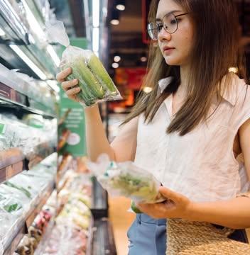 Plus que quelques jours pour participer au Supermarket Audit !

Vous en avez assez du plastique à usage unique qui envahit les rayons ? Vous pouvez agir… simplement, lors de votre prochaine visite au supermarché.

👉 Participez au Supermarket Audit de Break Free From Plastic avant le 31 juillet. En seulement 15 à 30 minutes, vous contribuez à une grande enquête citoyenne qui évalue les pratiques des supermarchés en matière d'emballages et de prévention des déchets. Les données récoltées servent à interpeller les enseignes et à faire évoluer leurs pratiques.

Pourquoi participer ?
👍  C'est simple et accessible à tous.
📊 Chaque audit compte et renforce le poids des données.
📢 C'est une façon concrète de demander moins de plastique et plus de solutions réemployables.
💚 C'est exactement ce que nous défendons chez ConsomAction : donner aux citoyens les moyens d'agir pour faire évoluer le système.

Si, comme nous, vous pensez qu'il est temps que les supermarchés prennent leur part de responsabilité, c'est le moment de passer à l'action !

Participer à l’enquête ➡️ https://www.breakfreefromplastic.org/supermarket-audit/

N'hésitez pas à partager ce post pour mobiliser encore plus de citoyens !