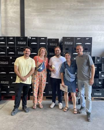 🚚🫙 À la découverte de 2 acteurs qui font avancer la consigne en Belgique !

Hier, l’équipe de ConsomAction est partie à la rencontre de @lefourgon_be et @bringbackpackaging , aux côtés de @laververt , pour découvrir des solutions concrètes qui permettent de donner une nouvelle vie aux emballages.

🚚 Première étape chez Le Fourgon Belgique, installé à Seraing depuis octobre. Leur mission : simplifier l’accès aux produits consignés grâce à la livraison à domicile. Leur fourgon électrique sillonne Liège et ses alentours pour livrer des produits d’épicerie et des boissons en emballages consignés, tout en récupérant les contenants vides lors des tournées.

🫙 Direction ensuite Bring Back, spécialiste de la logistique du réemploi et du lavage industriel. Leur rôle : collecter, trier, contrôler, laver et remettre en circulation bouteilles, bocaux et autres contenants pour leur permettre de vivre plusieurs vies.

💧 Cette visite nous rappelle une chose essentielle : la consigne n’est pas une idée du passé, c’est une solution d’avenir. Elle repose sur des infrastructures adaptées et une collaboration entre producteurs, opérateurs, distributeurs et consommateurs.

🙏 Merci à Le Fourgon, Bring Back et LaverVert pour leur accueil et ces échanges inspirants. Ces rencontres montrent que le réemploi avance en Belgique grâce à des initiatives concrètes et engagées.

Ensemble, faisons des emballages non plus des déchets, mais des ressources qui continuent leur histoire. 🌱

#Réemploi #Consigne #ÉconomieCirculaire #Vrac #EmballagesDurables
