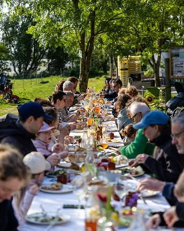 Terugblikken op onze moederdagbrunch met @compliments.of.nature.a door de lens van Emma Ostyn. 📸🌸❤ 

Op zaterdag 20 juni is Aleksandra hier opnieuw met haar lekkere borden. Dit keer op ons zomercafé! 🍷

Meer info via de link in bio.
