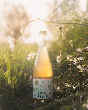Soms wil je gewoon iets koud inschenken.
Onze botanical bubbles
Licht sprankelend sparkling tea, met een zachte bloemige toets.
Feestelijk, fris en gemaakt van (on)kruiden uit het veld: goudsbloem en kamille 

Shop link in bio.