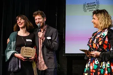 Wauw 😍✨

So we won the Belgian Vegan Award for 'Best Dining 2025' 🥳🧡 How incredible!! 

Thank you all for voting 🙏💚✨

Together, day by day, we make the world a better place and restore our connection with mother earth 🌱🌳🌍🤎🤗✨

Special thanks to @bevegan.be for the amazing things they do 🩷✨

#bevegan #vegangent #versvanhetveld #plantaardig #biologisch