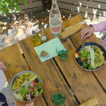 Wij hebben al zóveel genot gehad van onze kleurrijke tuin 🌞 Súper dankbaar daarvoor 💚✨

Onze nieuwe openingstijden al gezien? 

woensdag  17u - 21u30
donderdag 	12u - 21u30
vrijdag  12u - 21u30
zaterdag  12u - 21u30
zondag  12u - 15u
🧡

#vegangent #9000 #ondernemeningentiswijs #plantaardig #versvanhetveld