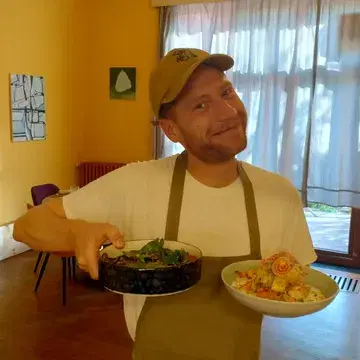 Onze chef en zijn gerechtjes 💛🧡💚

- Wauwbergine: aubergines uit de oven met compote van kerstomaatjes, basilicum en citroenmelisse

- Spitse Polenta: polenta van maïs met gekarameliseerde hokkaido pompoen, geroosterde spitskool en sausje van witte wijn en kokosmelk 

- zuurdesembrood van @broodstokerij_gent

#plantaardig #vegangent #versvanhetveld #soulkitchengent #9000